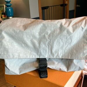 GU Baggu messenger bag in gray silver!